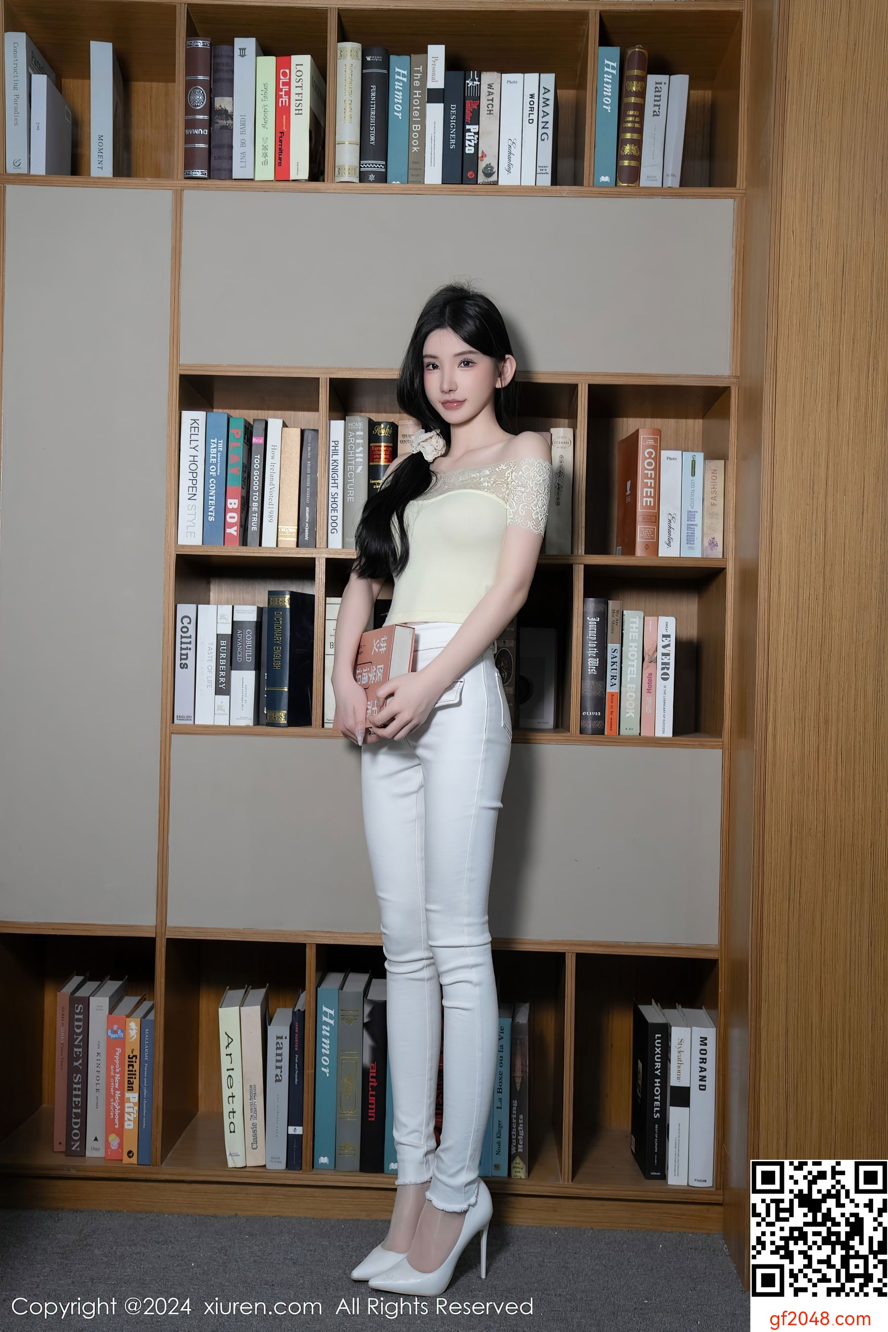 [XiuRen秀人网] No.8633 周于希Sally 图书馆美臀