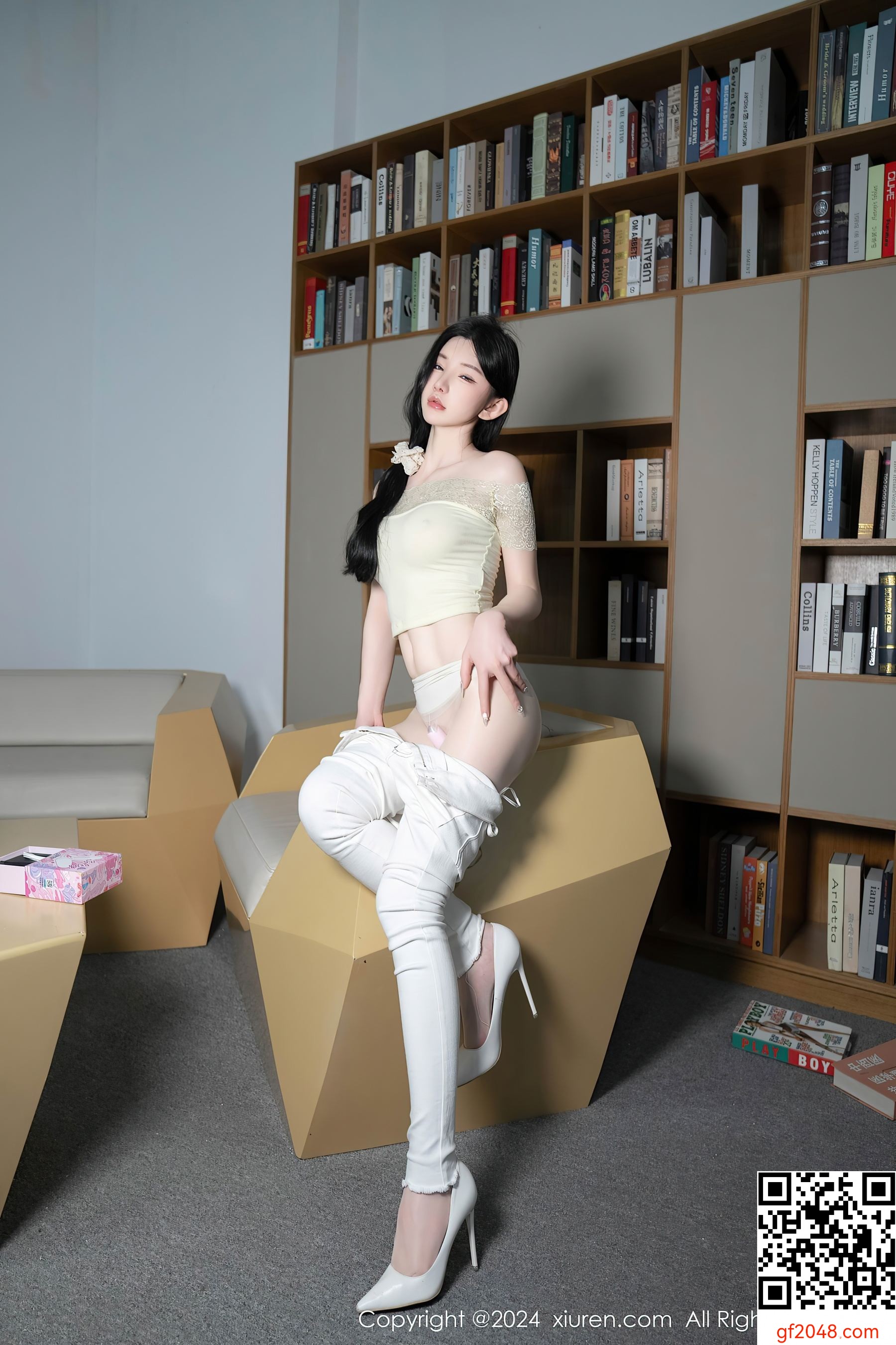 [XiuRen秀人网] No.8633 周于希Sally 图书馆美臀