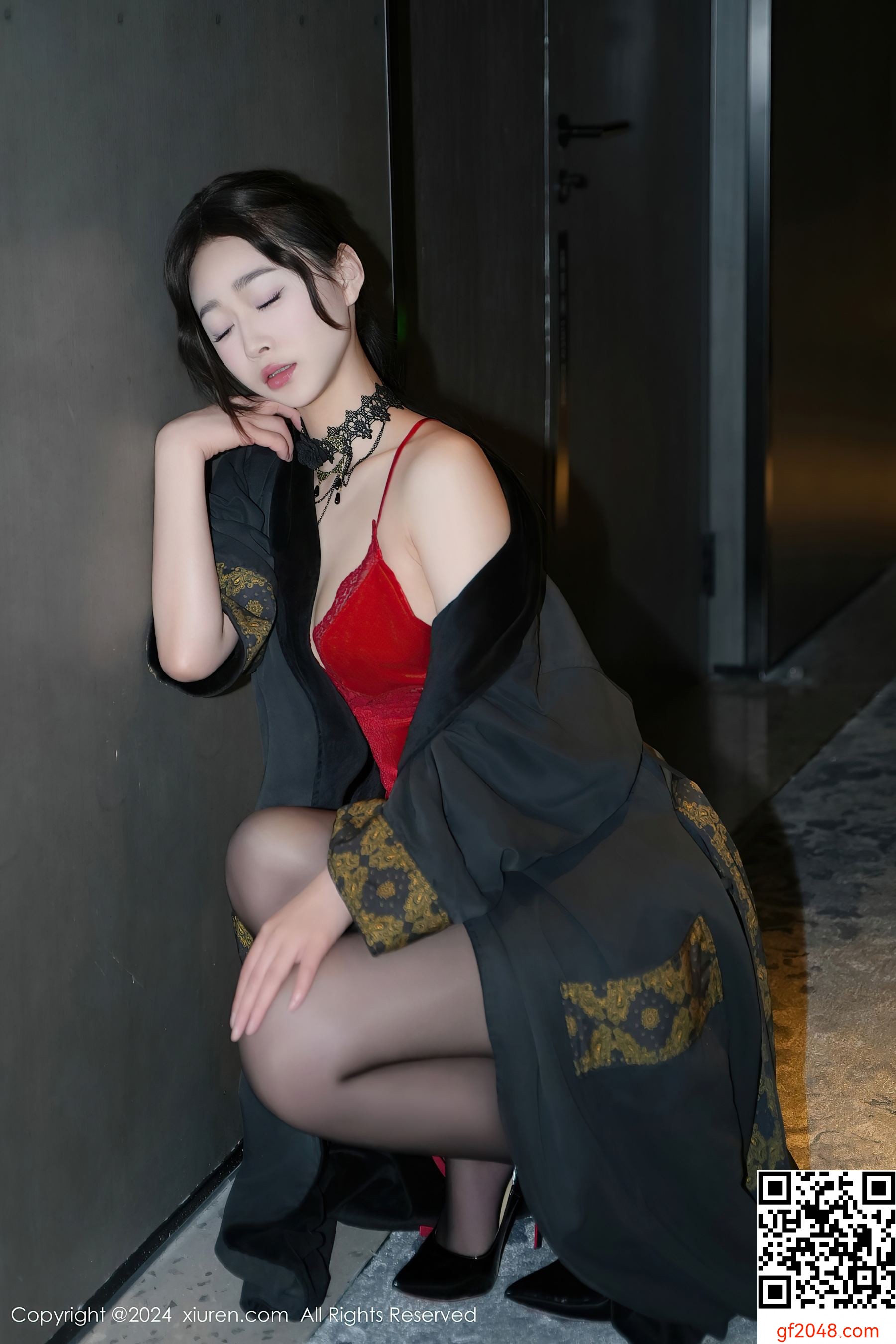 [XiuRen秀人网] No.8547 软糖爱喝奶 黑丝美腿