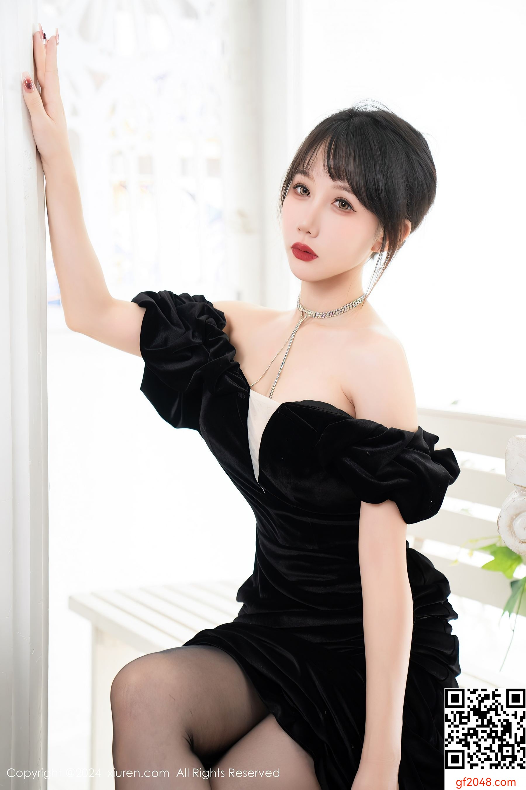 [XiuRen秀人网] No.8070 波巧酱 黑丝美腿