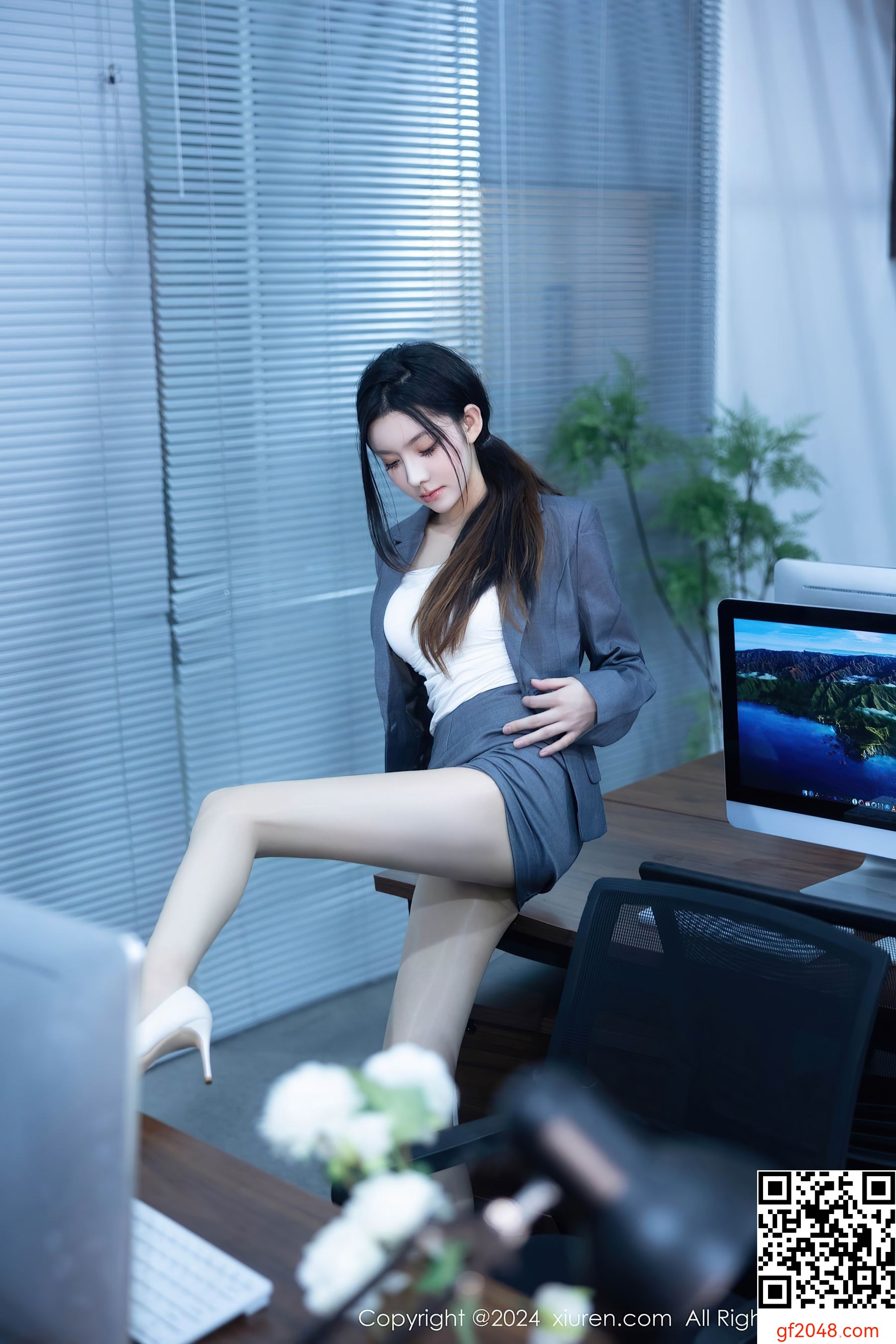 [XiuRen秀人网] No.7923 豆瓣酱 OL丝袜
