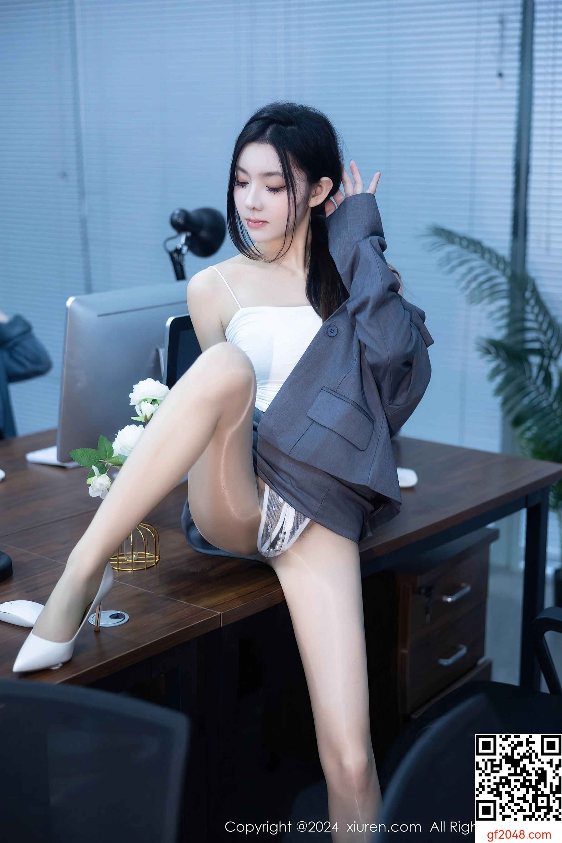 [XiuRen秀人网] No.7923 豆瓣酱 OL丝袜