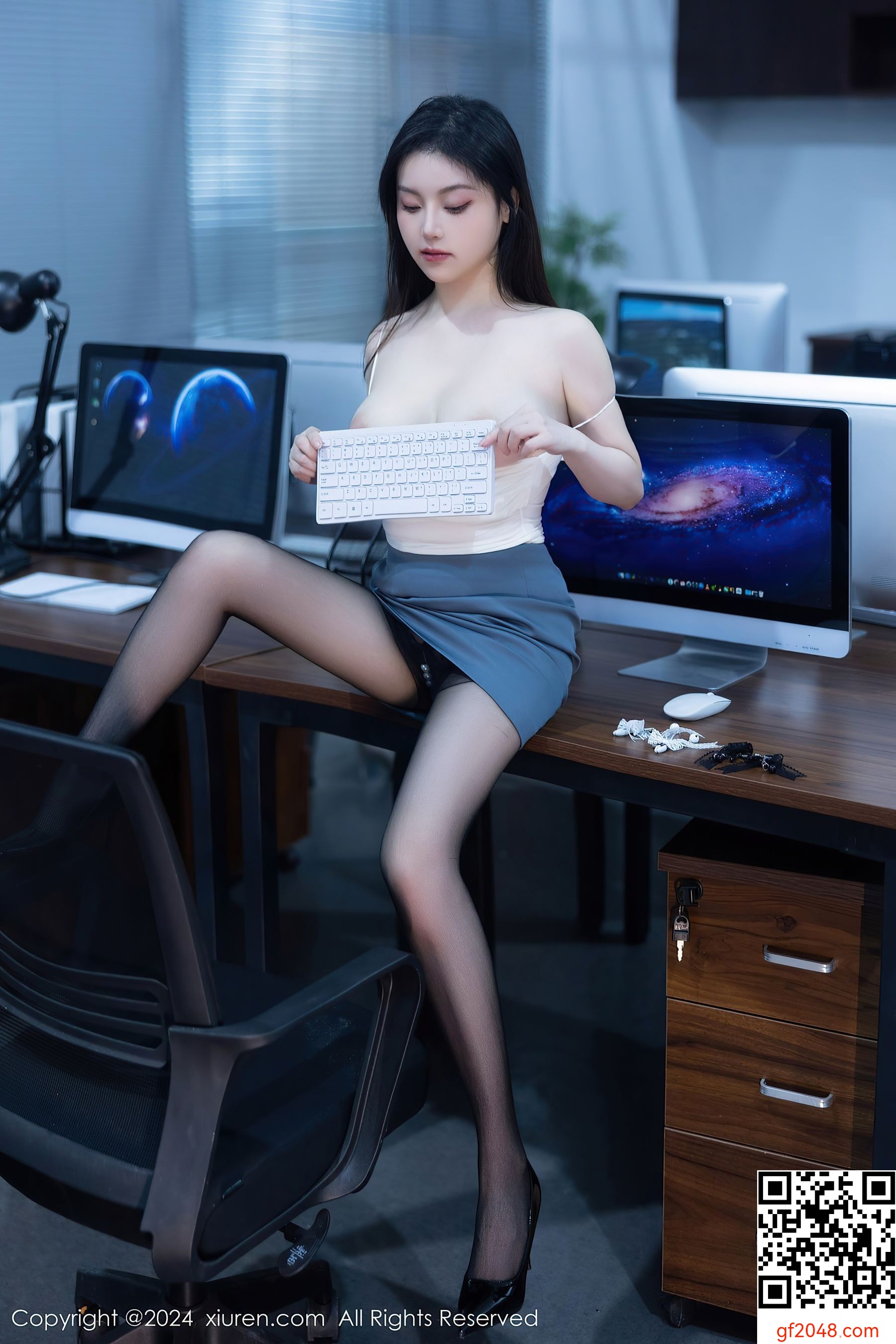 [XiuRen秀人网] No.7923 豆瓣酱 OL丝袜