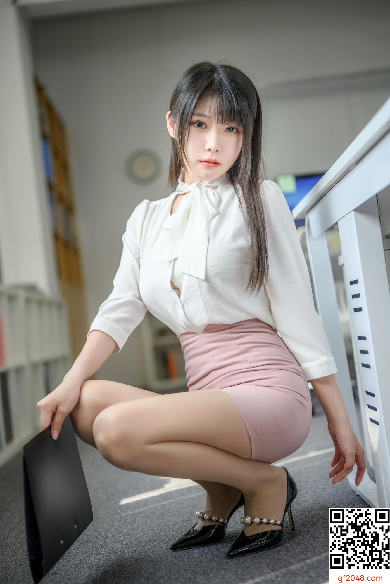 香草喵露露 – 忙露的職場 粉白裙子 (40P)