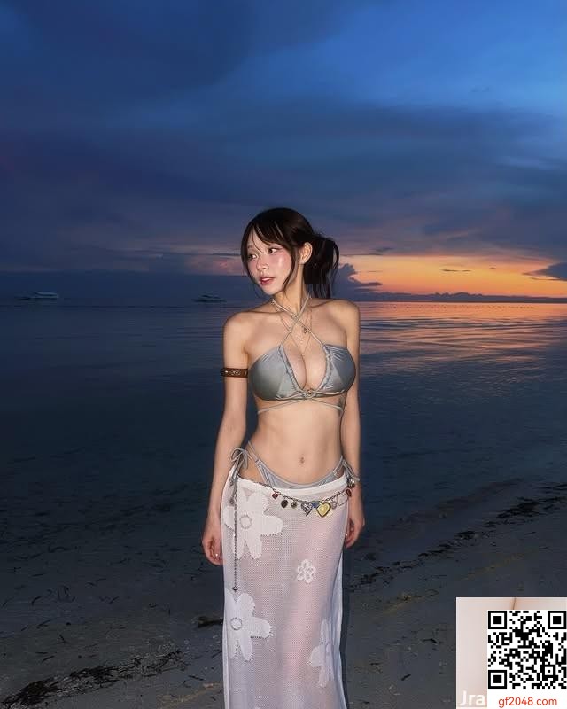 林襄船上掀衣驚呆網友！三角泳褲下半身失蹤惹熱議
