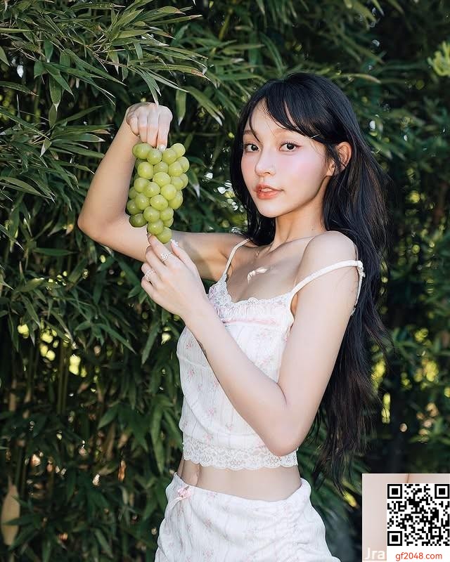 林襄船上掀衣驚呆網友！三角泳褲下半身失蹤惹熱議