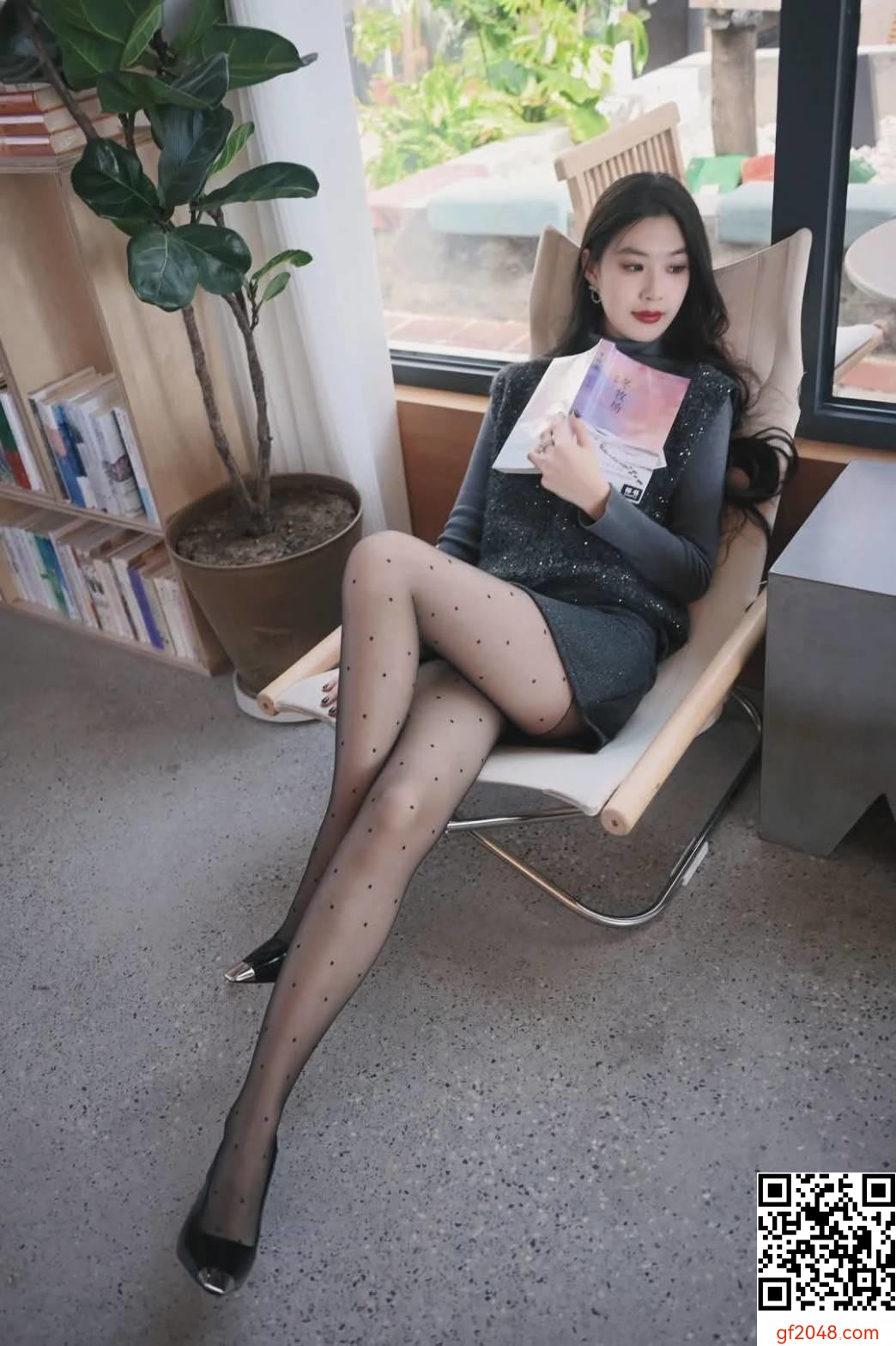 長髮正妹 性感黑絲襪