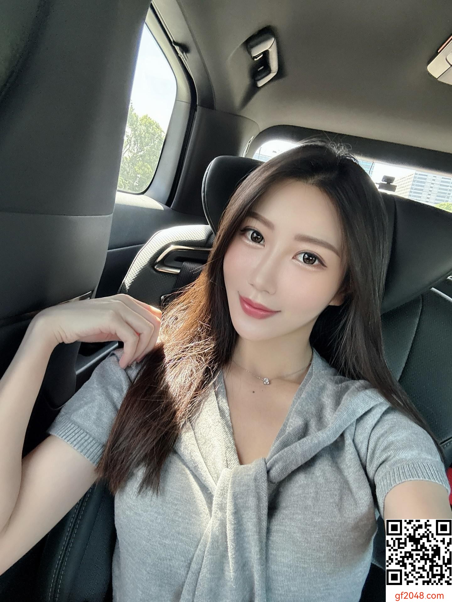 視覺暴擊！liang_1005 甜美顏值、性感深溝鎖骨 畫面太母湯 (15P)