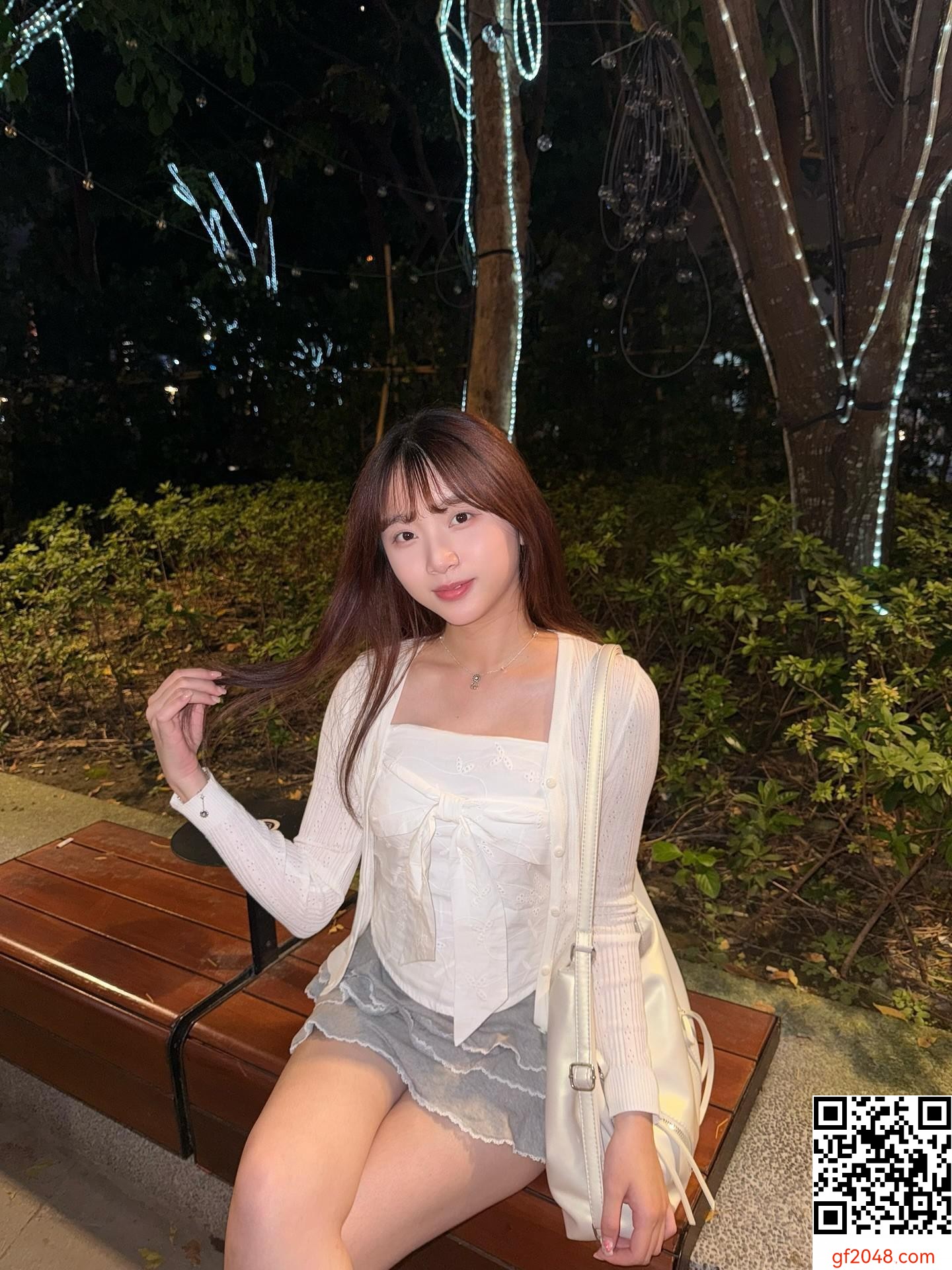 甜美幼態、纖腰雪肌   мι     ¨   一顰一笑都致命誘惑！ (14P)