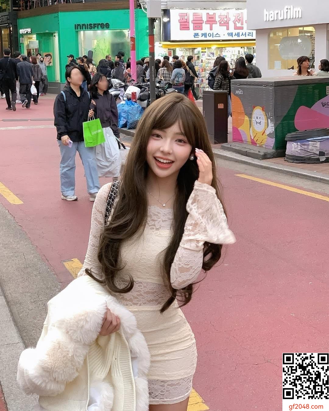 甜心女孩「許悅」完美事業線+甜笑越看越上火 (10P)