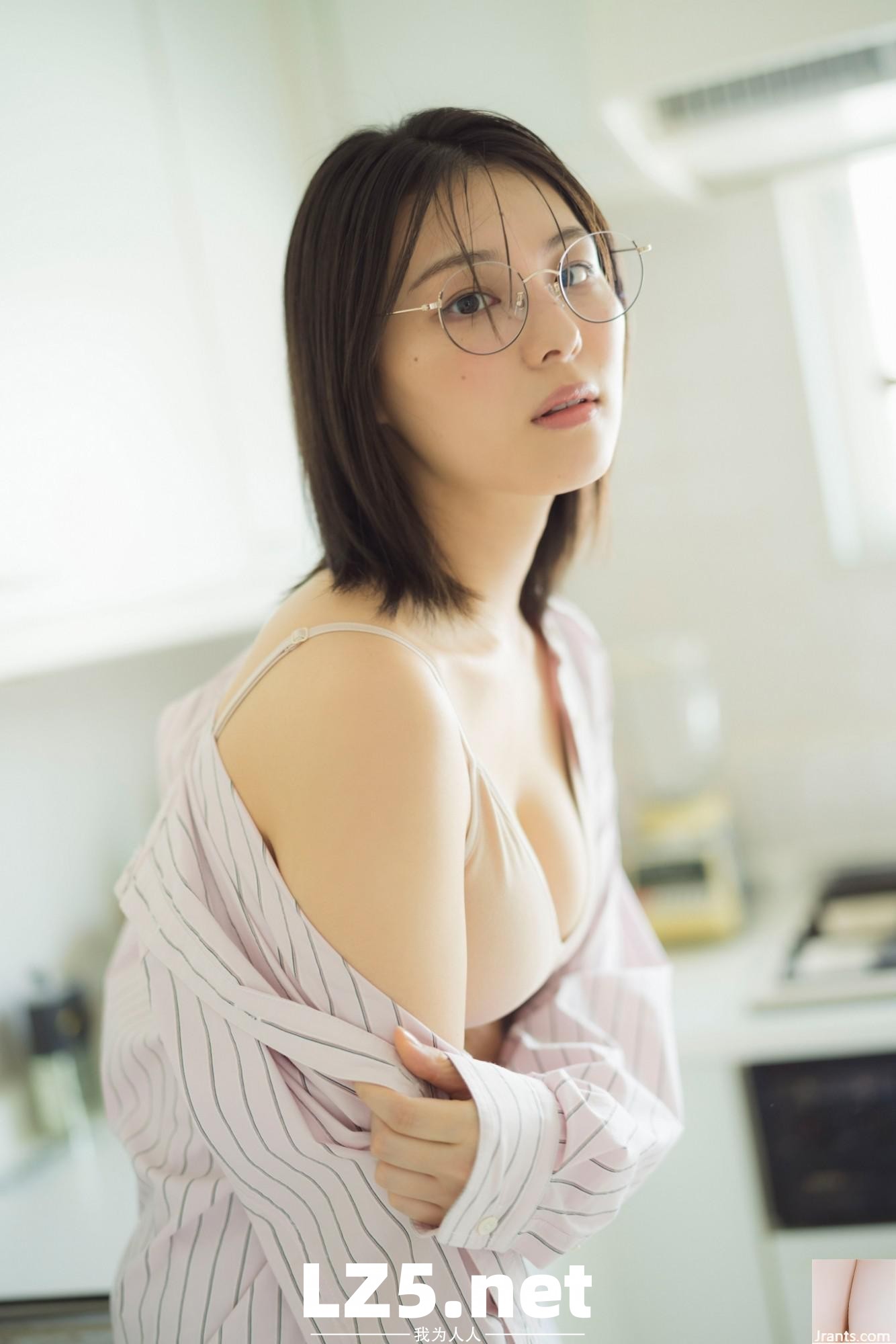 [相楽伊織] 前偶像解放嫩白美體 擺弄性感身姿 (26P)
