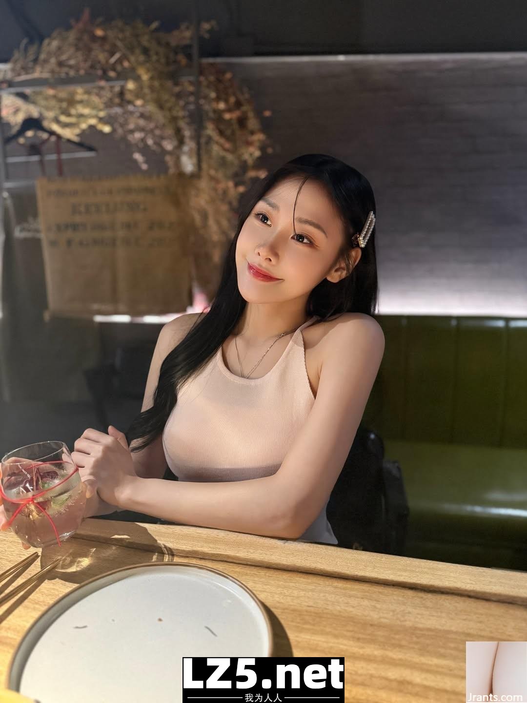 「Zi ning」姣好臉蛋 惹火身材讓人看得好陶醉 (10P)