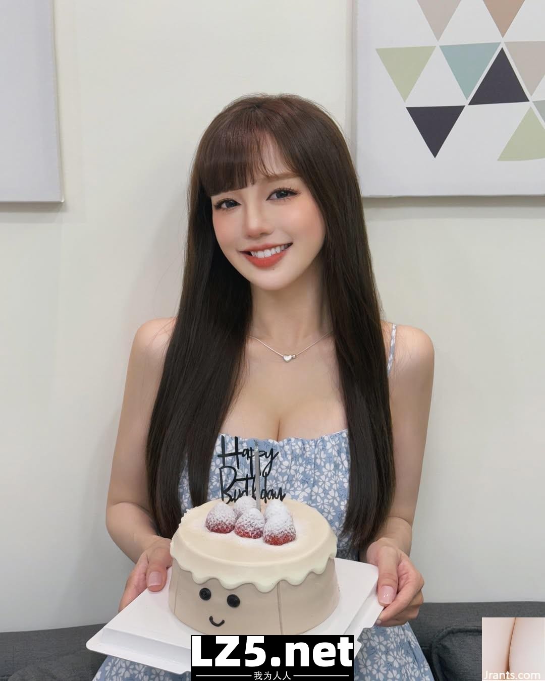 「丘涵」雪白嫩肌各種養眼視角 (10P)