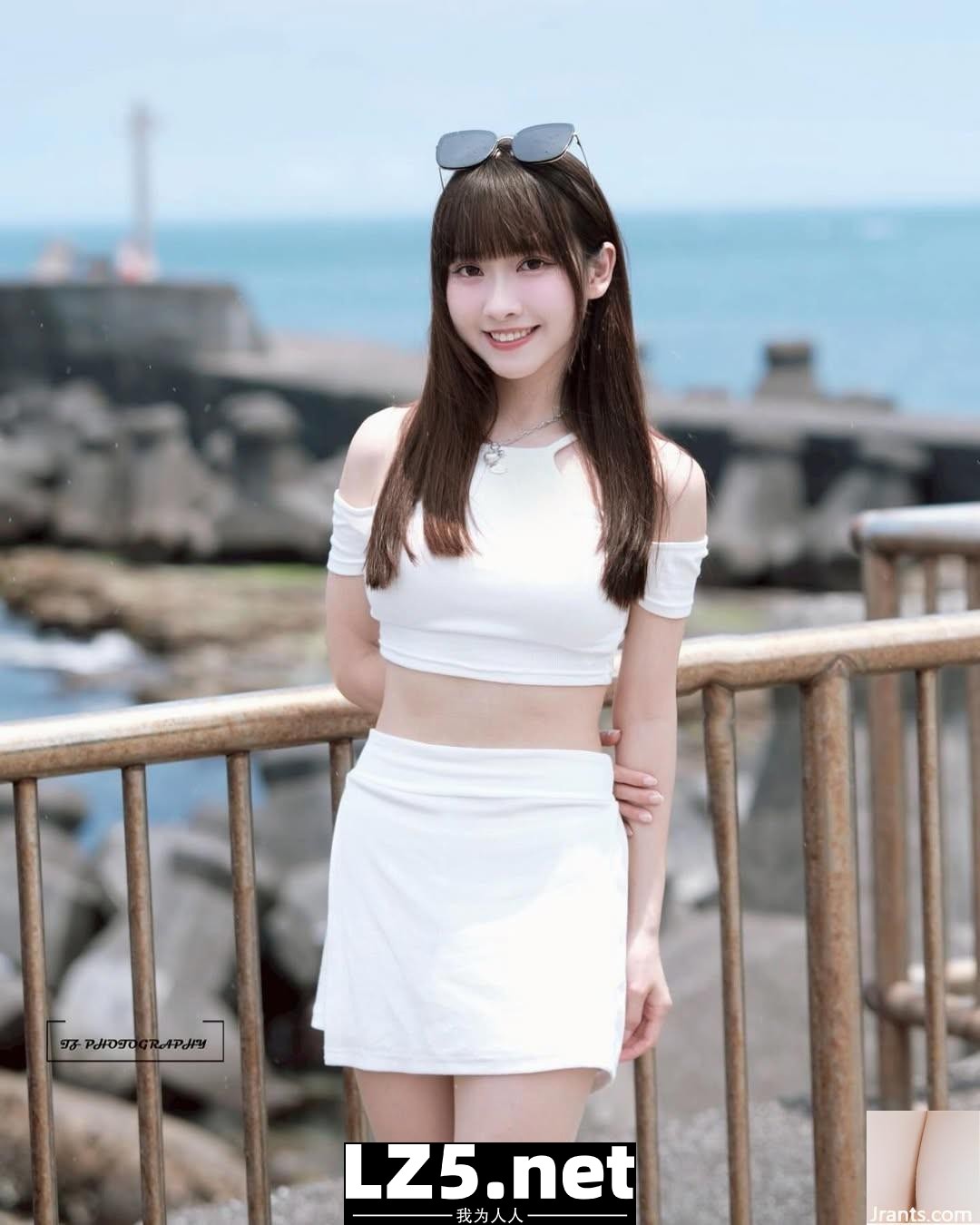 小隻馬女孩「董璦昀」挑逗你的每一個眼神 (10P)