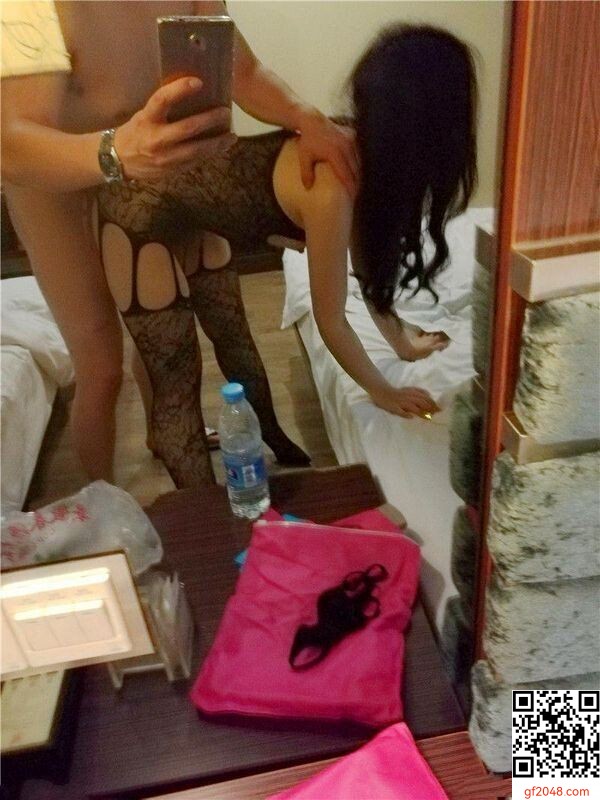 把騷貨的眼睛蒙起來口交