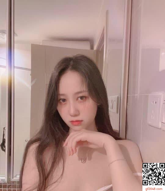 騷辣女網友~忍不住偷偷中出她