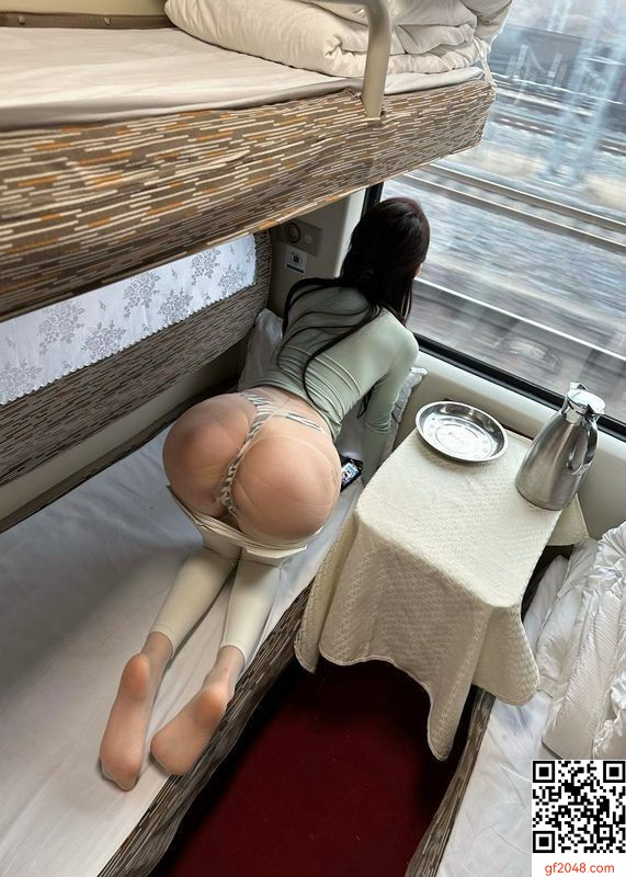 美女小姐姐火車上大膽露出