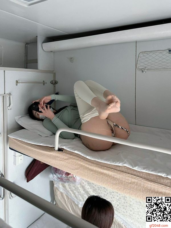 美女小姐姐火車上大膽露出