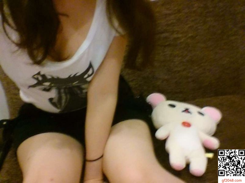 美少女還是處女哦！生理前想男生自拍攝的一些照片