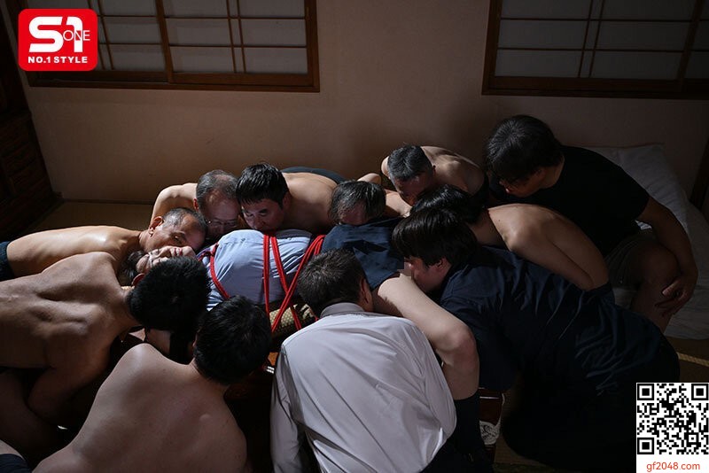 明日葉みつはエスワン8月新作「高身長の貧困女學生は小さいおじさん達に群がられ貪ら