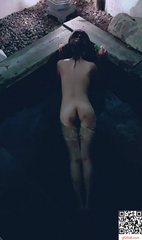 晚上入水泡泉水！遞給騷貨一個小黃瓜