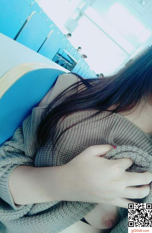 大膽女友在捷運地下街角落露乳 好嫩唷