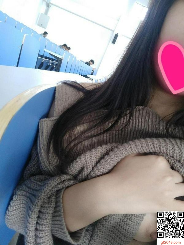 大膽女友在捷運地下街角落露乳 好嫩唷