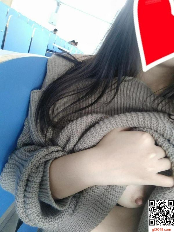 大膽女友在捷運地下街角落露乳 好嫩唷