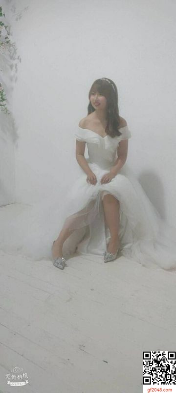 極品人妻開發豐滿肥臀婚紗流出