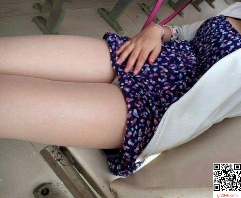 看看大屁股真圓的騷老師